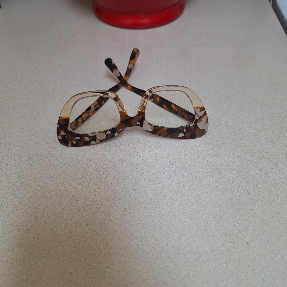 READING GLASSES.